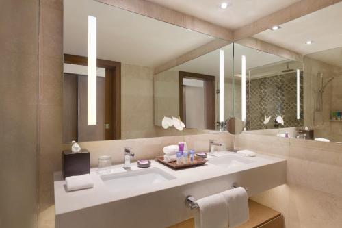 Habitación con sofá cama y acceso directo a la piscina - 1 cama extragrande del hotel Hyatt Ziva Cancun All Inclusive. Foto 3