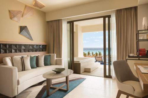 Habitación Doble Principal con acceso directo a la piscina - Frente al mar - Solo adultos del hotel Hyatt Ziva Cancun All Inclusive. Foto 1