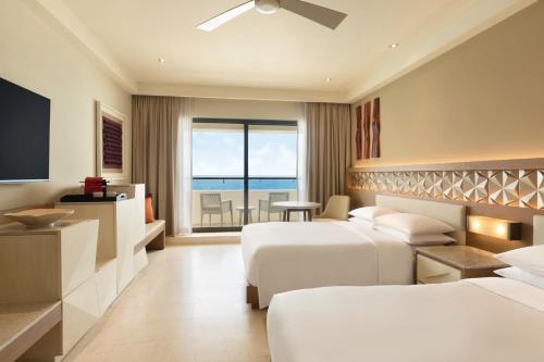 Habitación Doble Club - Frente al mar del hotel Hyatt Ziva Cancun All Inclusive. Foto 2