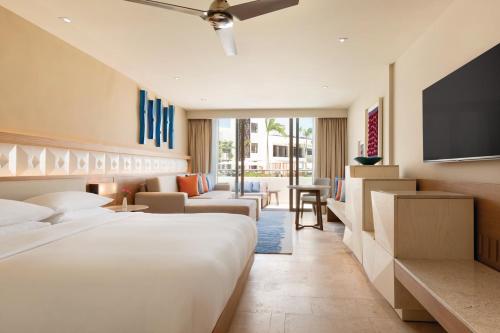 Master Double Room with Two Double Beds, Resort View and Sofa Bed del hotel Hyatt Ziva Cancun All Inclusive