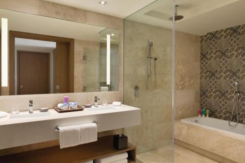 Master Double Room with Two Double Beds, Resort View and Sofa Bed del hotel Hyatt Ziva Cancun All Inclusive. Foto 2