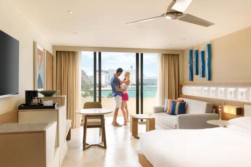 Habitación Doble con vistas al mar - 1 cama grande y 1 sofá cama del hotel Hyatt Ziva Cancun All Inclusive. Foto 3