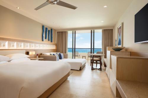Habitación Doble con vistas al mar - 1 cama grande y 1 sofá cama del hotel Hyatt Ziva Cancun All Inclusive. Foto 4