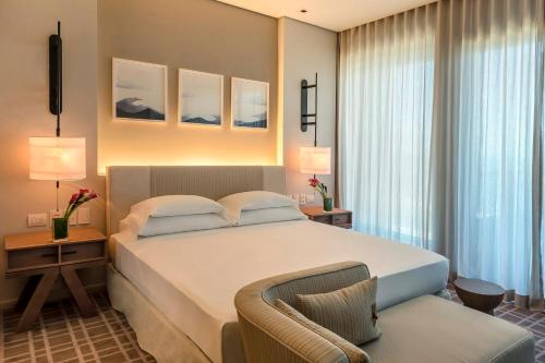 Habitación con cama extragrande y vistas al mar del hotel Grand Hyatt Rio De Janeiro. Foto 1