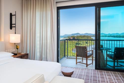 Habitación con cama extragrande y vistas al mar del hotel Grand Hyatt Rio De Janeiro. Foto 6