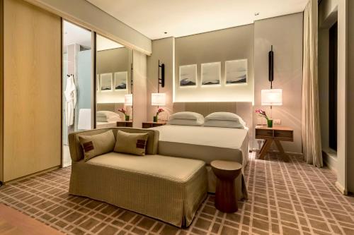 Habitación con cama extragrande y vistas al mar del hotel Grand Hyatt Rio De Janeiro. Foto 7