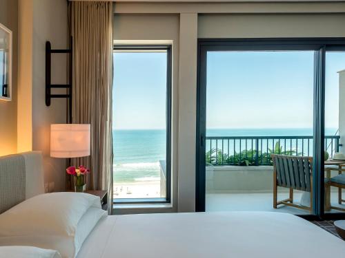 Habitación con cama extragrande y vistas al océano del hotel Grand Hyatt Rio De Janeiro. Foto 1