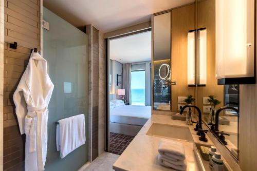 Habitación con cama extragrande y vistas al océano del hotel Grand Hyatt Rio De Janeiro. Foto 3