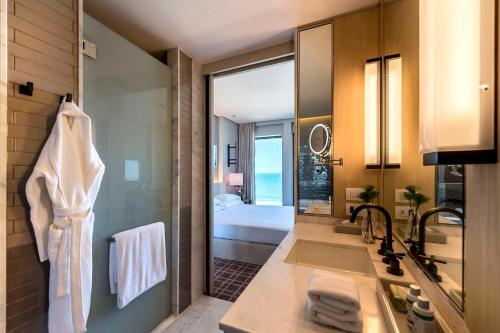Habitación con cama extragrande y vistas al océano del hotel Grand Hyatt Rio De Janeiro. Foto 5