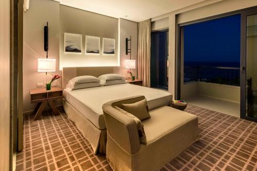 Habitación con cama extragrande y vistas al océano del hotel Grand Hyatt Rio De Janeiro. Foto 7