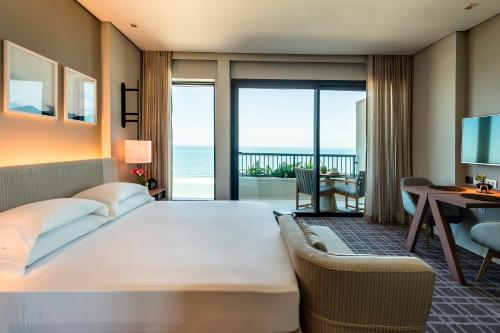 Habitación con cama extragrande y vistas al océano del hotel Grand Hyatt Rio De Janeiro. Foto 8