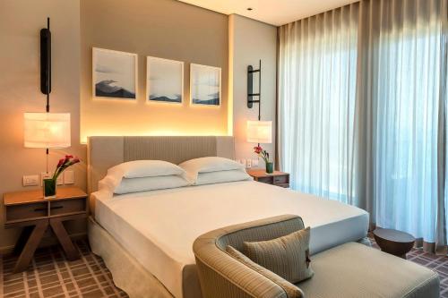 Habitación con vistas al océano y acceso al club - Cama extragrande del hotel Grand Hyatt Rio De Janeiro. Foto 6