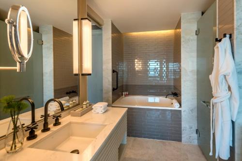 Habitación con cama extragrande y acceso al club del hotel Grand Hyatt Rio De Janeiro. Foto 1