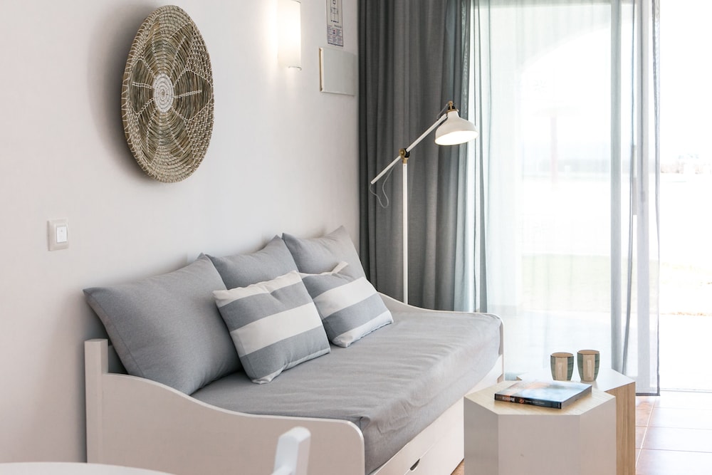 Habitación doble Vista Parcial Mar Sofá Cama incluido 2 Camas individuales kitchenette Normal del hotel Rvhotels Sea Club Menorca. Foto 9
