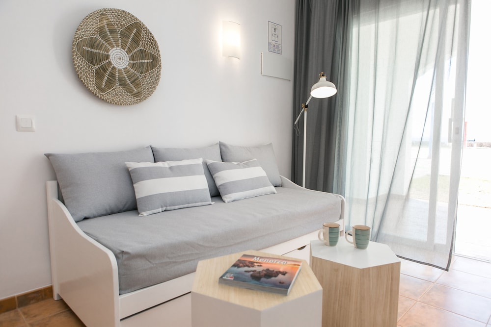 Habitación doble Vista Parcial Mar Sofá Cama incluido 2 Camas individuales kitchenette Normal del hotel Rvhotels Sea Club Menorca. Foto 11