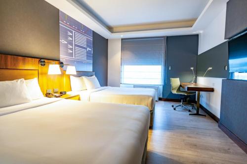 Habitación Doble - 2 camas dobles del hotel Courtyard by Marriott Santiago Airport