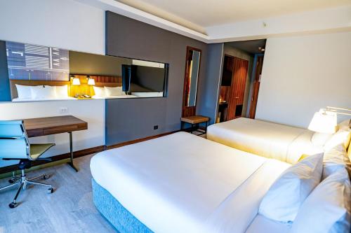 Habitación Doble - 2 camas dobles del hotel Courtyard by Marriott Santiago Airport. Foto 3