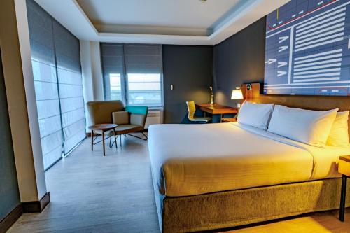 Habitación Esquinera con cama extragrande del hotel Courtyard by Marriott Santiago Airport. Foto 1