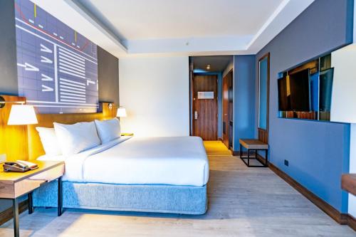 Habitación con cama extragrande del hotel Courtyard by Marriott Santiago Airport. Foto 3