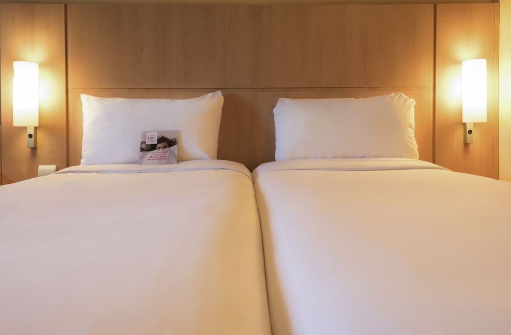 Habitación estándar con camas individuales del hotel Ibis Bordeaux Lac. Foto 1