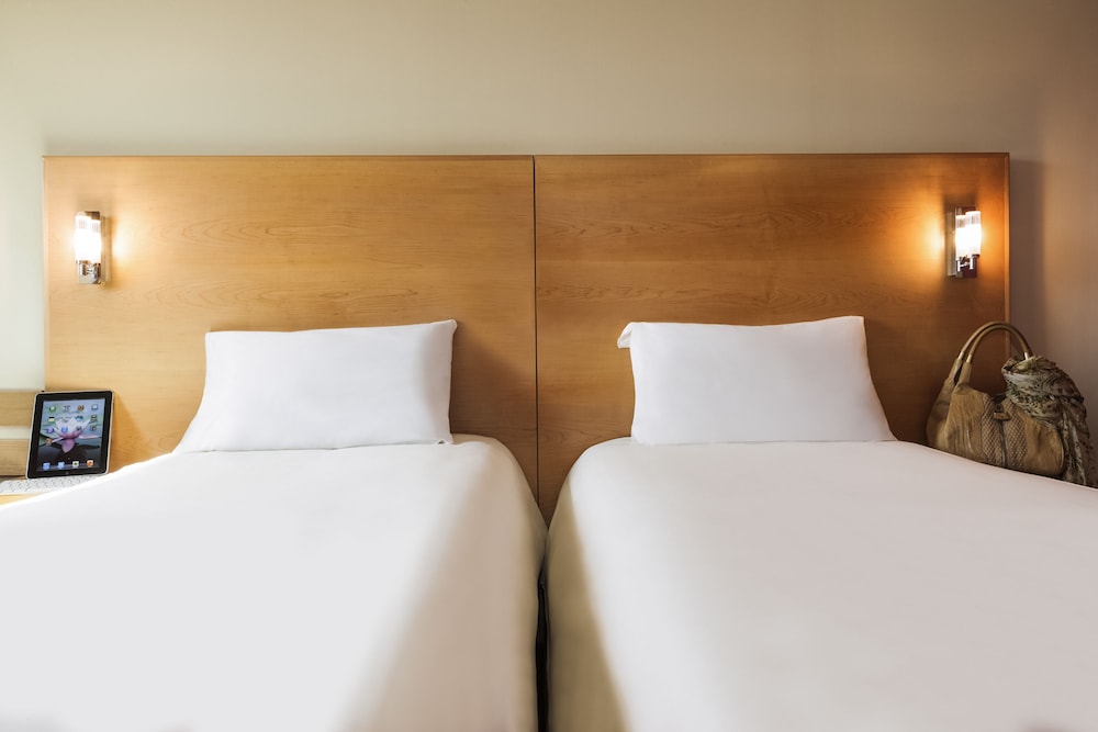 Habitación estándar con camas individuales del hotel Ibis Bordeaux Lac. Foto 2