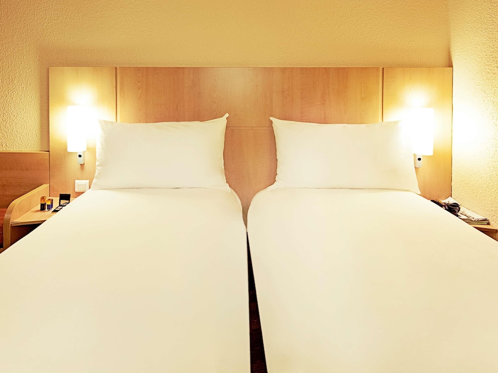 Habitación estándar con camas individuales del hotel Ibis Bordeaux Lac. Foto 7