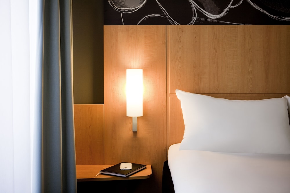 Habitación estándar con 1 cama doble y camas individuales del hotel Ibis Bordeaux Lac. Foto 1