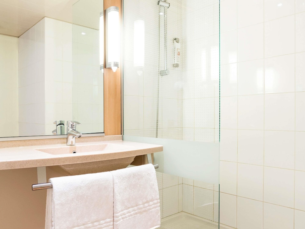 Habitación estándar con 1 cama doble y camas individuales del hotel Ibis Bordeaux Lac. Foto 6