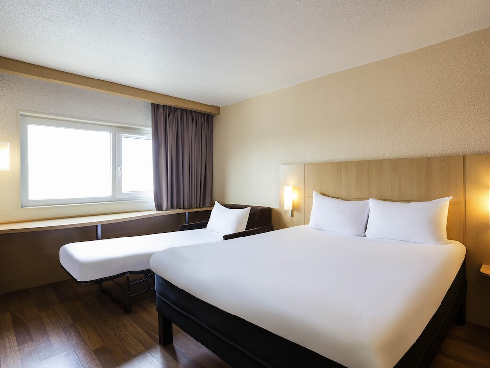 Habitación estándar con 1 cama doble y 1 sofá del hotel Ibis Bordeaux Lac