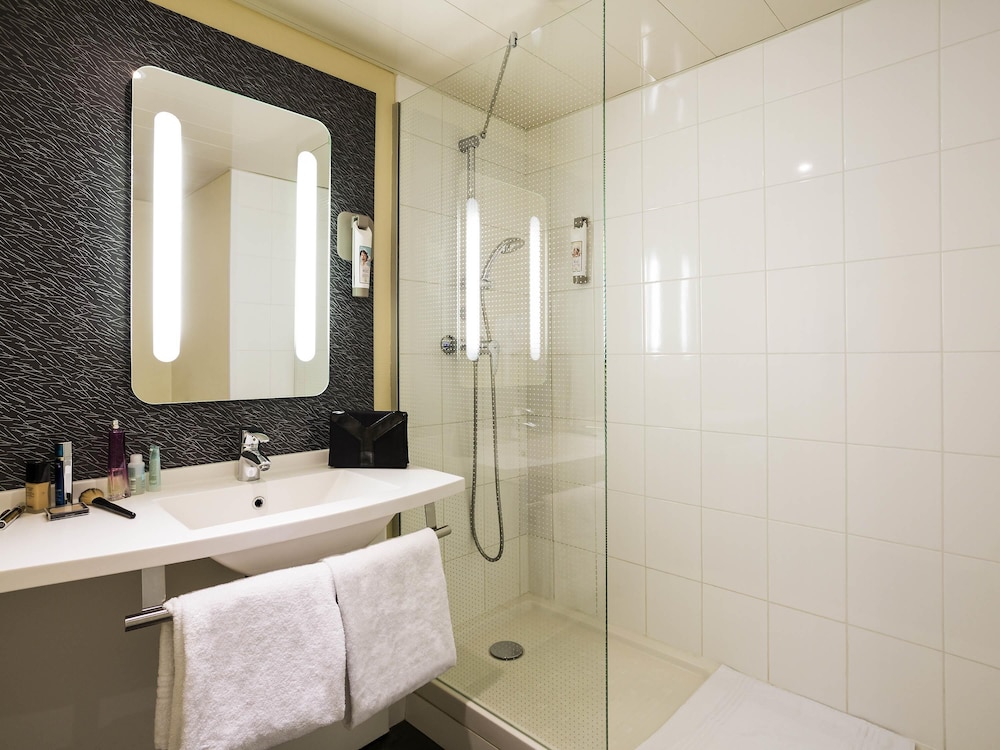 Habitación estándar con 1 cama doble y 1 sofá del hotel Ibis Bordeaux Lac. Foto 5