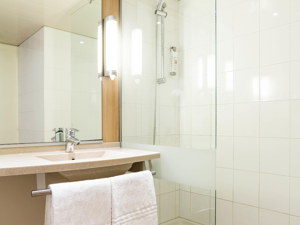 Habitación estándar con 1 cama doble y 1 sofá del hotel Ibis Bordeaux Lac. Foto 6