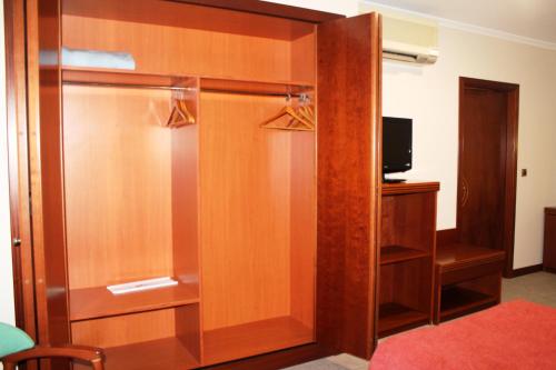 Habitación Triple Básica del hotel Villa De Marin. Foto 2
