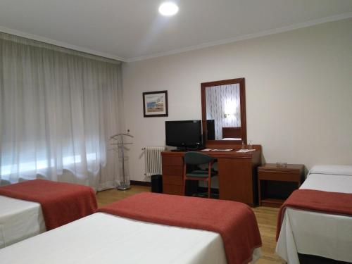 Habitación Triple Básica del hotel Villa De Marin. Foto 3
