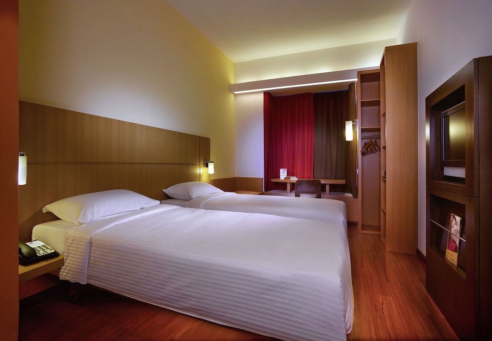 Habitación estándar con 2 camas individuales del hotel Ibis Chennai Sipcot. Foto 2