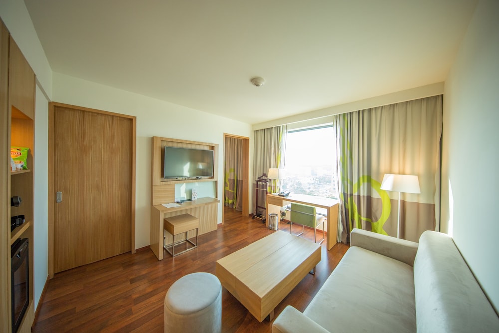 Suite Ejecutiva Cama King - Salón Independiente - Bañera del hotel Novotel Chennai Sipcot. Foto 1