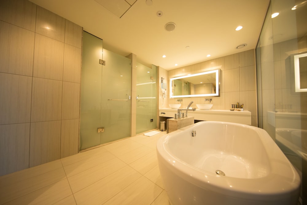 Suite Ejecutiva Cama King - Salón Independiente - Bañera del hotel Novotel Chennai Sipcot. Foto 2