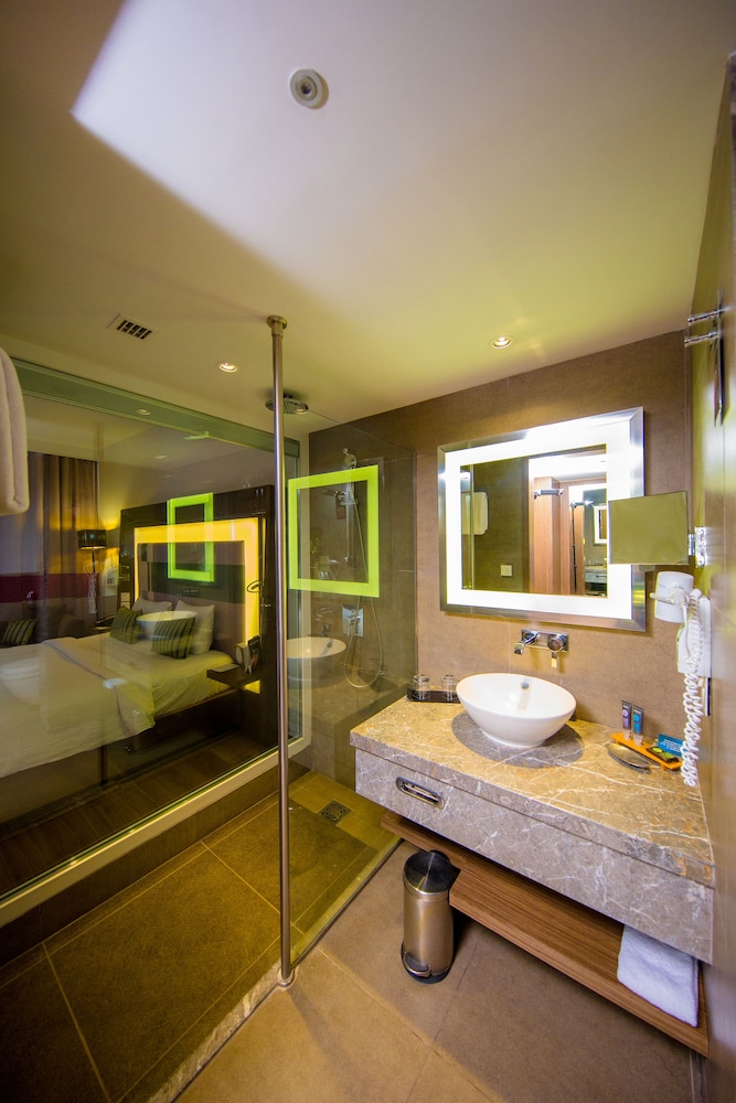 Habitación Superior - Cama King del hotel Novotel Chennai Sipcot. Foto 11