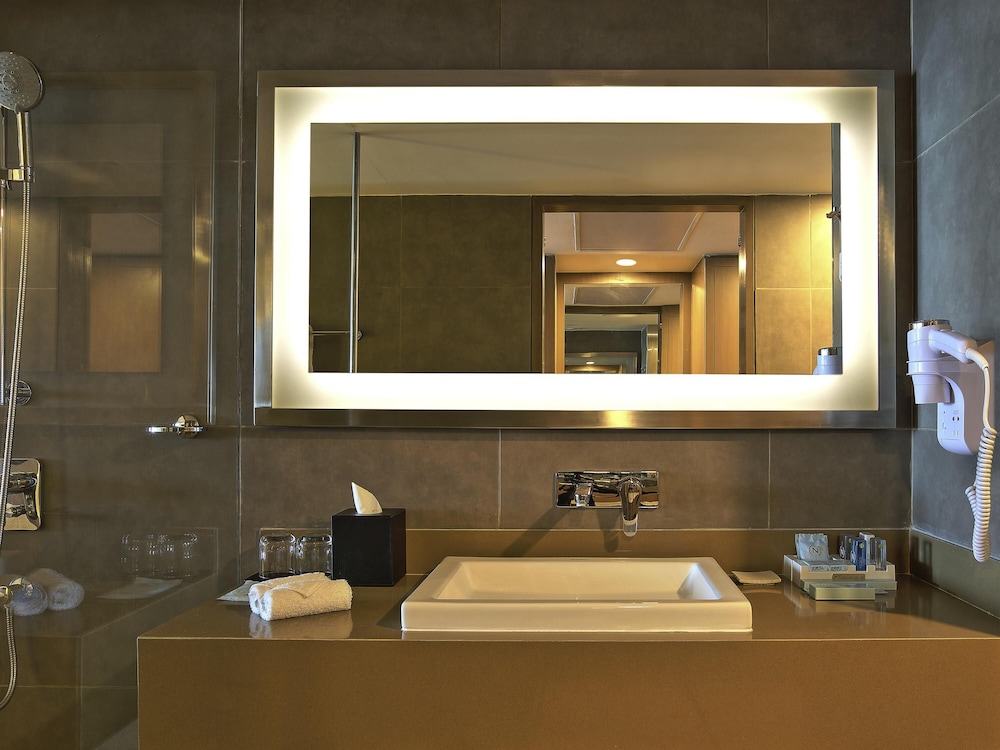 Habitación Ejecutiva Cama King con Privilegios Adicionales del hotel Novotel Chennai Sipcot. Foto 3