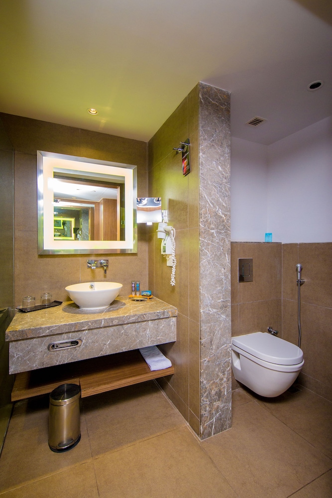 Habitación Ejecutiva Cama King con Privilegios Adicionales del hotel Novotel Chennai Sipcot. Foto 9