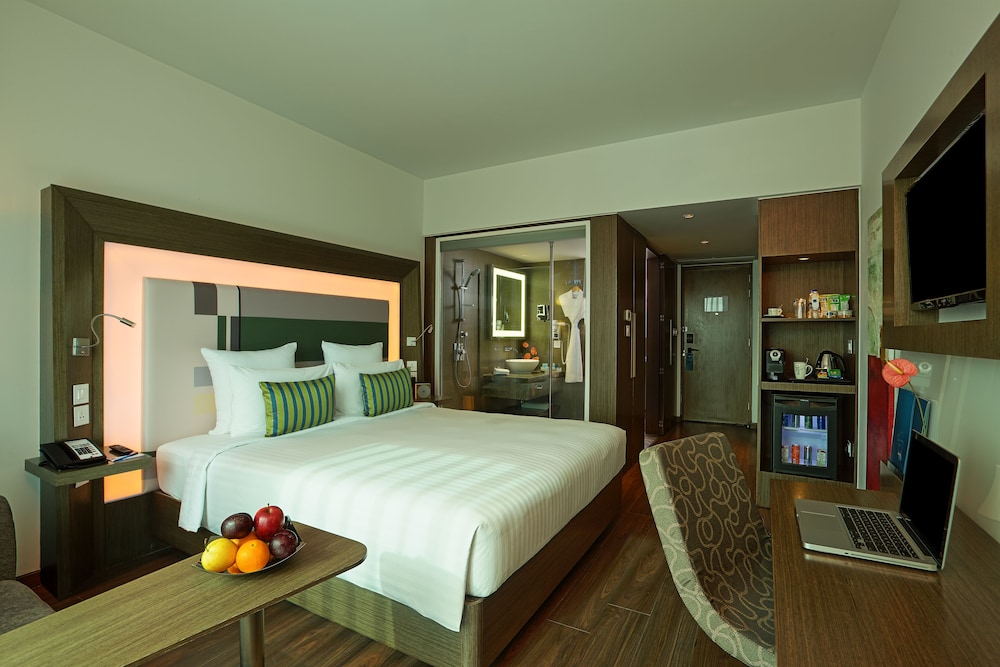 Habitación Ejecutiva Cama King - Vistas al Jardín del hotel Novotel Chennai Sipcot. Foto 3