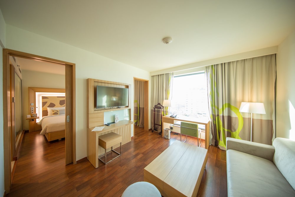 Suite Ejecutiva Cama King - Salón Independiente - Bañera del hotel Novotel Chennai Sipcot. Foto 5