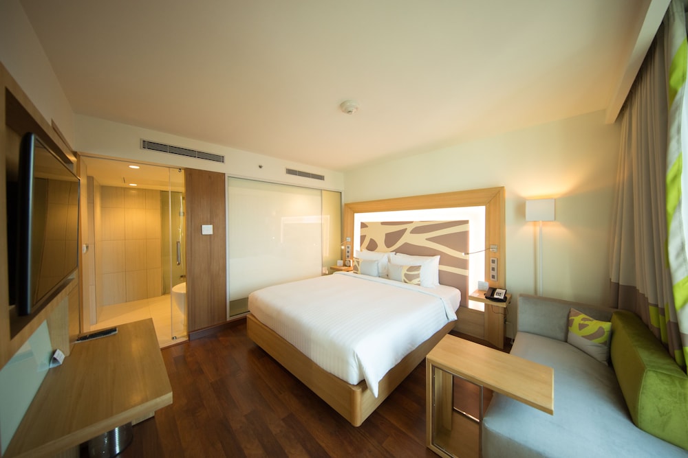 Suite Ejecutiva Cama King - Salón Independiente - Bañera del hotel Novotel Chennai Sipcot. Foto 6