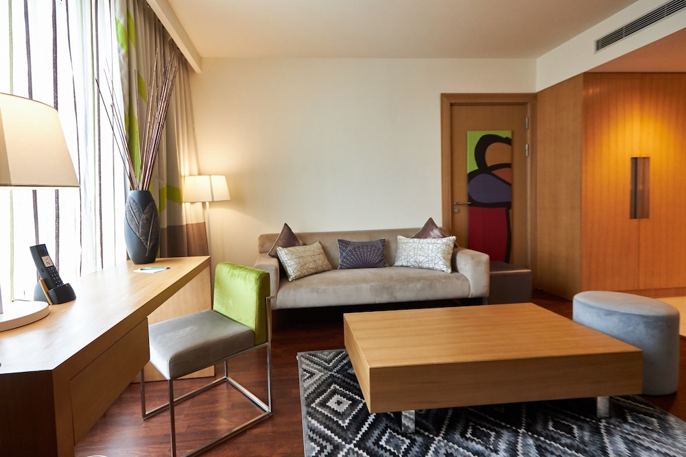 Suite Ejecutiva Cama King - Salón Independiente - Bañera del hotel Novotel Chennai Sipcot. Foto 7