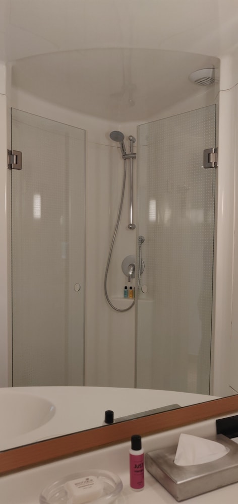 Habitación estándar (Queen) del hotel Ibis Bengaluru City Centre. Foto 11