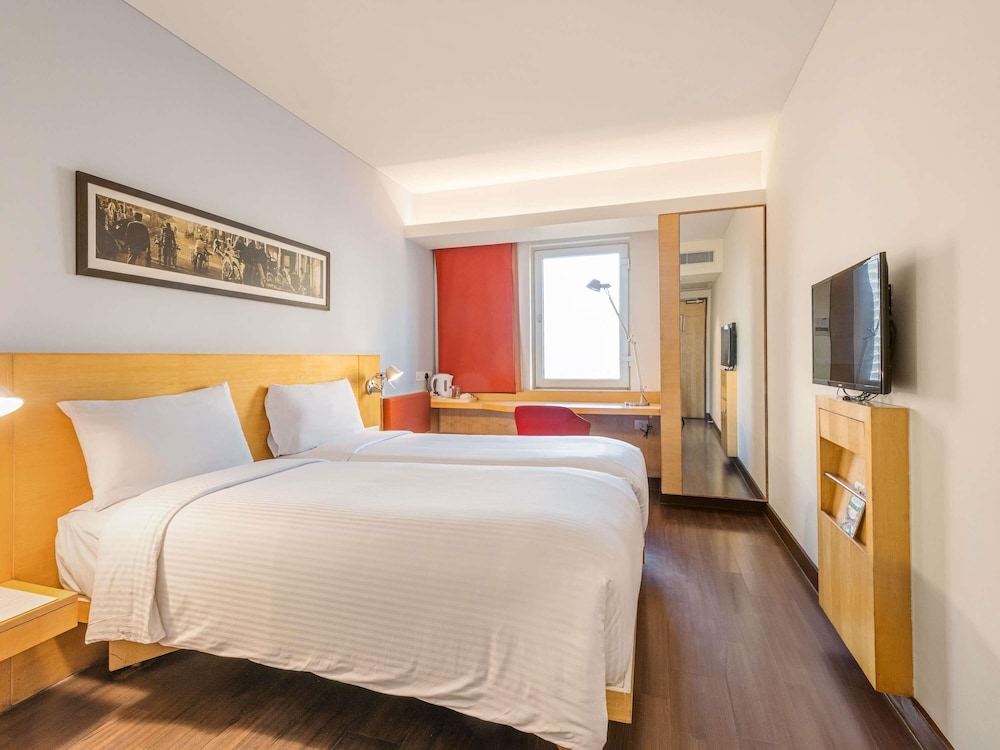 Habitación estándar con 2 camas individuales del hotel Ibis Bengaluru City Centre. Foto 3