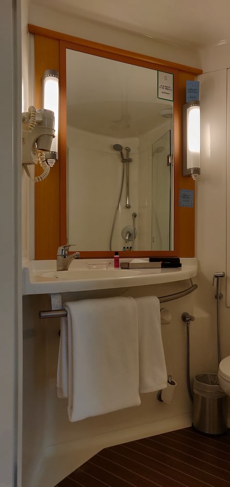 Habitación estándar con 2 camas individuales del hotel Ibis Bengaluru City Centre. Foto 11