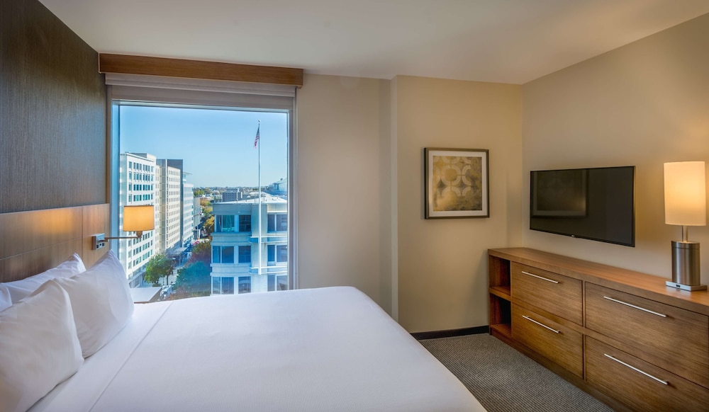 Habitación con cama King en planta alta (con sofá cama) del hotel Hyatt Place Washington Dc/national Mall. Foto 6