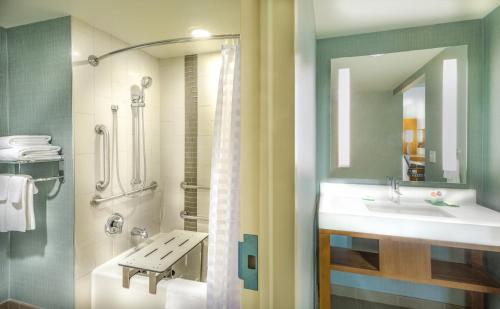 Habitación accesible con dos camas queen y bañera (con sofá cama) del hotel Hyatt Place Washington Dc/national Mall