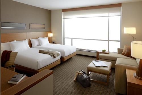 Habitación accesible con dos camas queen y bañera (con sofá cama) del hotel Hyatt Place Washington Dc/national Mall. Foto 1