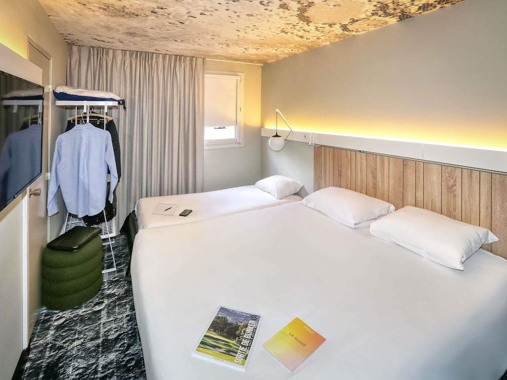 Habitación Standard con una cama doble y una cama individual del hotel Ibis Biarritz Anglet Aeroport